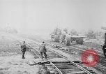 Standbild Holts Traktoren Bewegen von schweren Geschützen Frankreich, 1918, aus Sekunde 50 historischem Filmmaterial Videoclip 65675048370