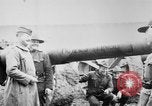Standbild Holts Traktoren Bewegen von schweren Geschützen Frankreich, 1918, aus Sekunde 58 historischem Filmmaterial Videoclip 65675048370