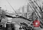 Standbild Krieg liefert entladen von einem Frachter Bordeaux Frankreich, 1918, aus Sekunde 4 historischem Filmmaterial Videoclip 65675048371