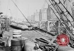 Standbild Krieg liefert entladen von einem Frachter Bordeaux Frankreich, 1918, aus Sekunde 5 historischem Filmmaterial Videoclip 65675048371