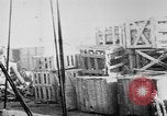 Standbild Krieg liefert entladen von einem Frachter Bordeaux Frankreich, 1918, aus Sekunde 15 historischem Filmmaterial Videoclip 65675048371