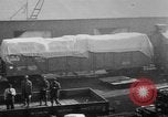 Standbild Krieg liefert entladen von einem Frachter Bordeaux Frankreich, 1918, aus Sekunde 29 historischem Filmmaterial Videoclip 65675048371