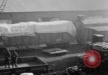 Standbild Krieg liefert entladen von einem Frachter Bordeaux Frankreich, 1918, aus Sekunde 30 historischem Filmmaterial Videoclip 65675048371