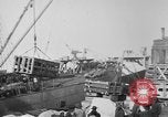 Standbild Krieg liefert entladen von einem Frachter Bordeaux Frankreich, 1918, aus Sekunde 58 historischem Filmmaterial Videoclip 65675048371