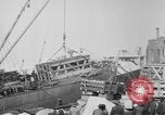 Standbild Krieg liefert entladen von einem Frachter Bordeaux Frankreich, 1918, aus Sekunde 61 historischem Filmmaterial Videoclip 65675048371