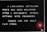 Standbild britischen Lancashires Rückkehr aus der Front Frankreich, 1916, aus Sekunde 10 historischem Filmmaterial Videoclip 65675048375