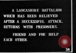Standbild britischen Lancashires Rückkehr aus der Front Frankreich, 1916, aus Sekunde 11 historischem Filmmaterial Videoclip 65675048375
