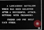 Standbild britischen Lancashires Rückkehr aus der Front Frankreich, 1916, aus Sekunde 14 historischem Filmmaterial Videoclip 65675048375