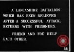 Standbild britischen Lancashires Rückkehr aus der Front Frankreich, 1916, aus Sekunde 15 historischem Filmmaterial Videoclip 65675048375