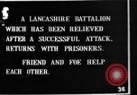 Standbild britischen Lancashires Rückkehr aus der Front Frankreich, 1916, aus Sekunde 16 historischem Filmmaterial Videoclip 65675048375
