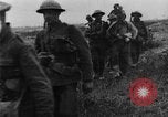 Standbild britischen Lancashires Rückkehr aus der Front Frankreich, 1916, aus Sekunde 38 historischem Filmmaterial Videoclip 65675048375