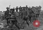 Standbild britischen Lancashires Rückkehr aus der Front Frankreich, 1916, aus Sekunde 51 historischem Filmmaterial Videoclip 65675048375