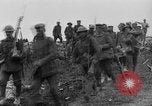 Standbild britischen Lancashires Rückkehr aus der Front Frankreich, 1916, aus Sekunde 52 historischem Filmmaterial Videoclip 65675048375