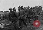 Standbild britischen Lancashires Rückkehr aus der Front Frankreich, 1916, aus Sekunde 53 historischem Filmmaterial Videoclip 65675048375