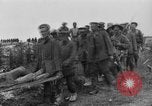 Standbild britischen Lancashires Rückkehr aus der Front Frankreich, 1916, aus Sekunde 58 historischem Filmmaterial Videoclip 65675048375