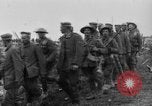 Standbild britischen Lancashires Rückkehr aus der Front Frankreich, 1916, aus Sekunde 60 historischem Filmmaterial Videoclip 65675048375