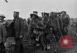 Standbild britischen Lancashires Rückkehr aus der Front Frankreich, 1916, aus Sekunde 61 historischem Filmmaterial Videoclip 65675048375