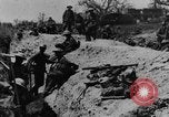 Standbild britischen Manchesters besetzen erfassten deutschen Gräben Mametz Frankreich, 1916, aus Sekunde 11 historischem Filmmaterial Videoclip 65675048378