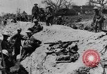 Standbild britischen Manchesters besetzen erfassten deutschen Gräben Mametz Frankreich, 1916, aus Sekunde 12 historischem Filmmaterial Videoclip 65675048378