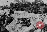 Standbild britischen Manchesters besetzen erfassten deutschen Gräben Mametz Frankreich, 1916, aus Sekunde 13 historischem Filmmaterial Videoclip 65675048378