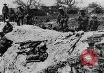 Standbild britischen Manchesters besetzen erfassten deutschen Gräben Mametz Frankreich, 1916, aus Sekunde 15 historischem Filmmaterial Videoclip 65675048378