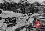 Standbild britischen Manchesters besetzen erfassten deutschen Gräben Mametz Frankreich, 1916, aus Sekunde 16 historischem Filmmaterial Videoclip 65675048378