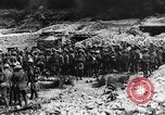 Standbild britischen Manchesters besetzen erfassten deutschen Gräben Mametz Frankreich, 1916, aus Sekunde 55 historischem Filmmaterial Videoclip 65675048378