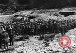 Standbild britischen Manchesters besetzen erfassten deutschen Gräben Mametz Frankreich, 1916, aus Sekunde 56 historischem Filmmaterial Videoclip 65675048378