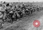 Image British Worcestershire Regiment se déplaçant sur les lignes de front France, 1916, de la seconde 20 séquences d'archives historiques vidéo 65675048386
