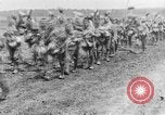Image British Worcestershire Regiment se déplaçant sur les lignes de front France, 1916, de la seconde 30 séquences d'archives historiques vidéo 65675048386