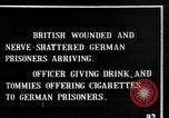 Image blessé des soldats britanniques entrez camp derrière les lignes France, 1916, de la seconde 13 séquences d'archives historiques vidéo 65675048387