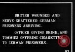 Image blessé des soldats britanniques entrez camp derrière les lignes France, 1916, de la seconde 14 séquences d'archives historiques vidéo 65675048387