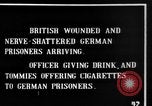 Image blessé des soldats britanniques entrez camp derrière les lignes France, 1916, de la seconde 16 séquences d'archives historiques vidéo 65675048387