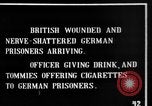 Image blessé des soldats britanniques entrez camp derrière les lignes France, 1916, de la seconde 17 séquences d'archives historiques vidéo 65675048387