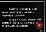 Image blessé des soldats britanniques entrez camp derrière les lignes France, 1916, de la seconde 19 séquences d'archives historiques vidéo 65675048387