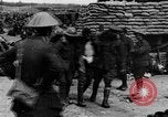 Image blessé des soldats britanniques entrez camp derrière les lignes France, 1916, de la seconde 20 séquences d'archives historiques vidéo 65675048387