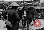 Image blessé des soldats britanniques entrez camp derrière les lignes France, 1916, de la seconde 21 séquences d'archives historiques vidéo 65675048387