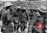 Image blessé des soldats britanniques entrez camp derrière les lignes France, 1916, de la seconde 25 séquences d'archives historiques vidéo 65675048387