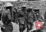 Image blessé des soldats britanniques entrez camp derrière les lignes France, 1916, de la seconde 26 séquences d'archives historiques vidéo 65675048387