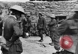 Image blessé des soldats britanniques entrez camp derrière les lignes France, 1916, de la seconde 28 séquences d'archives historiques vidéo 65675048387