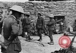 Image blessé des soldats britanniques entrez camp derrière les lignes France, 1916, de la seconde 29 séquences d'archives historiques vidéo 65675048387