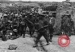 Image blessé des soldats britanniques entrez camp derrière les lignes France, 1916, de la seconde 30 séquences d'archives historiques vidéo 65675048387
