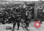 Image blessé des soldats britanniques entrez camp derrière les lignes France, 1916, de la seconde 31 séquences d'archives historiques vidéo 65675048387