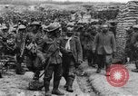 Image blessé des soldats britanniques entrez camp derrière les lignes France, 1916, de la seconde 32 séquences d'archives historiques vidéo 65675048387