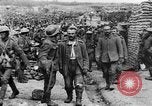 Image blessé des soldats britanniques entrez camp derrière les lignes France, 1916, de la seconde 33 séquences d'archives historiques vidéo 65675048387