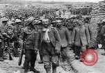 Image blessé des soldats britanniques entrez camp derrière les lignes France, 1916, de la seconde 34 séquences d'archives historiques vidéo 65675048387
