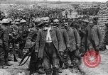 Image blessé des soldats britanniques entrez camp derrière les lignes France, 1916, de la seconde 35 séquences d'archives historiques vidéo 65675048387