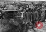 Image blessé des soldats britanniques entrez camp derrière les lignes France, 1916, de la seconde 36 séquences d'archives historiques vidéo 65675048387
