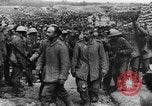 Image blessé des soldats britanniques entrez camp derrière les lignes France, 1916, de la seconde 38 séquences d'archives historiques vidéo 65675048387
