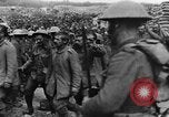 Image blessé des soldats britanniques entrez camp derrière les lignes France, 1916, de la seconde 39 séquences d'archives historiques vidéo 65675048387
